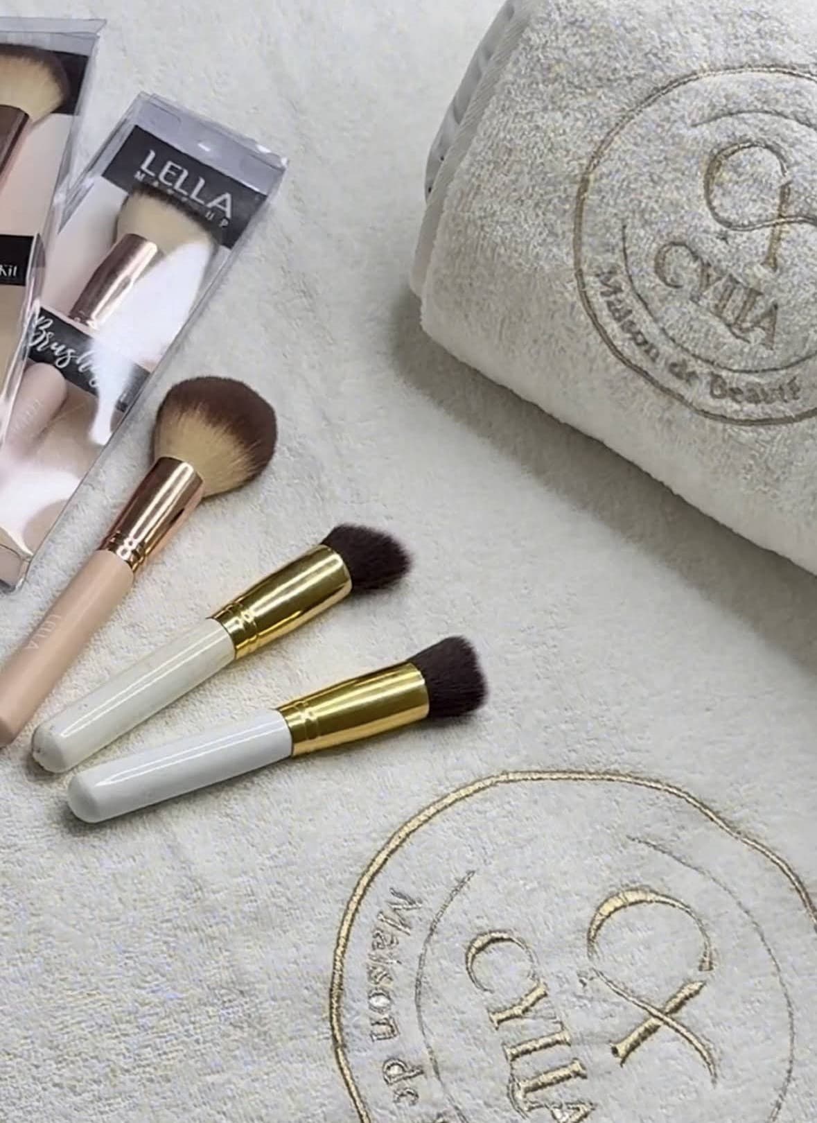 Linge brodé et pinceaux de maquillage CYLIA